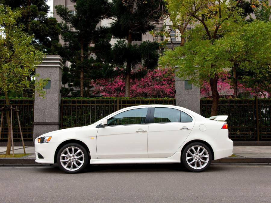  Mitsubishi Lancer iO 2012 года  (фото 8 из 12)